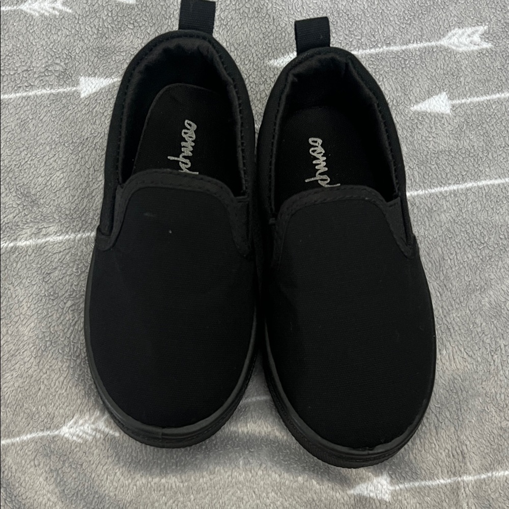 Oomphies Black Slip-On Sneakers